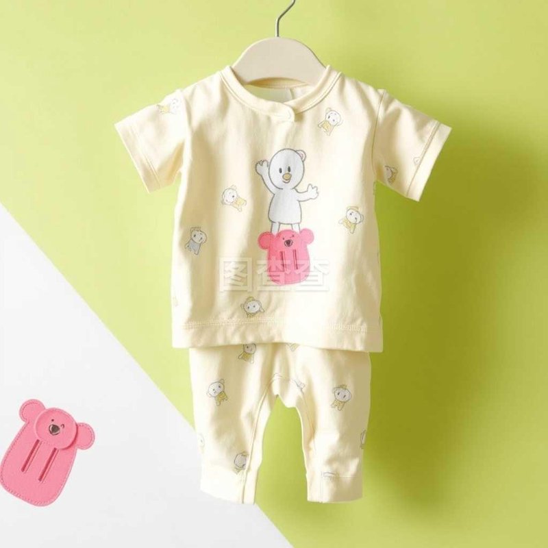 如何选择适合宝宝的婴儿服饰?面对市场上琳琅满目的婴儿服饰,新手爸妈们往往感到迷茫。今天我们就来聊聊这个话题,帮助大家找到最适合自家宝贝的小衣服。